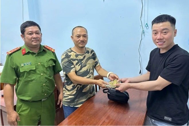 Phát hiện cọc tiền 20 triệu đồng, lắc vàng, dây chuyền vàng, nhẫn vàng trên đường ra bến phà: Công an dùng biện pháp nghiệp vụ vào cuộc
