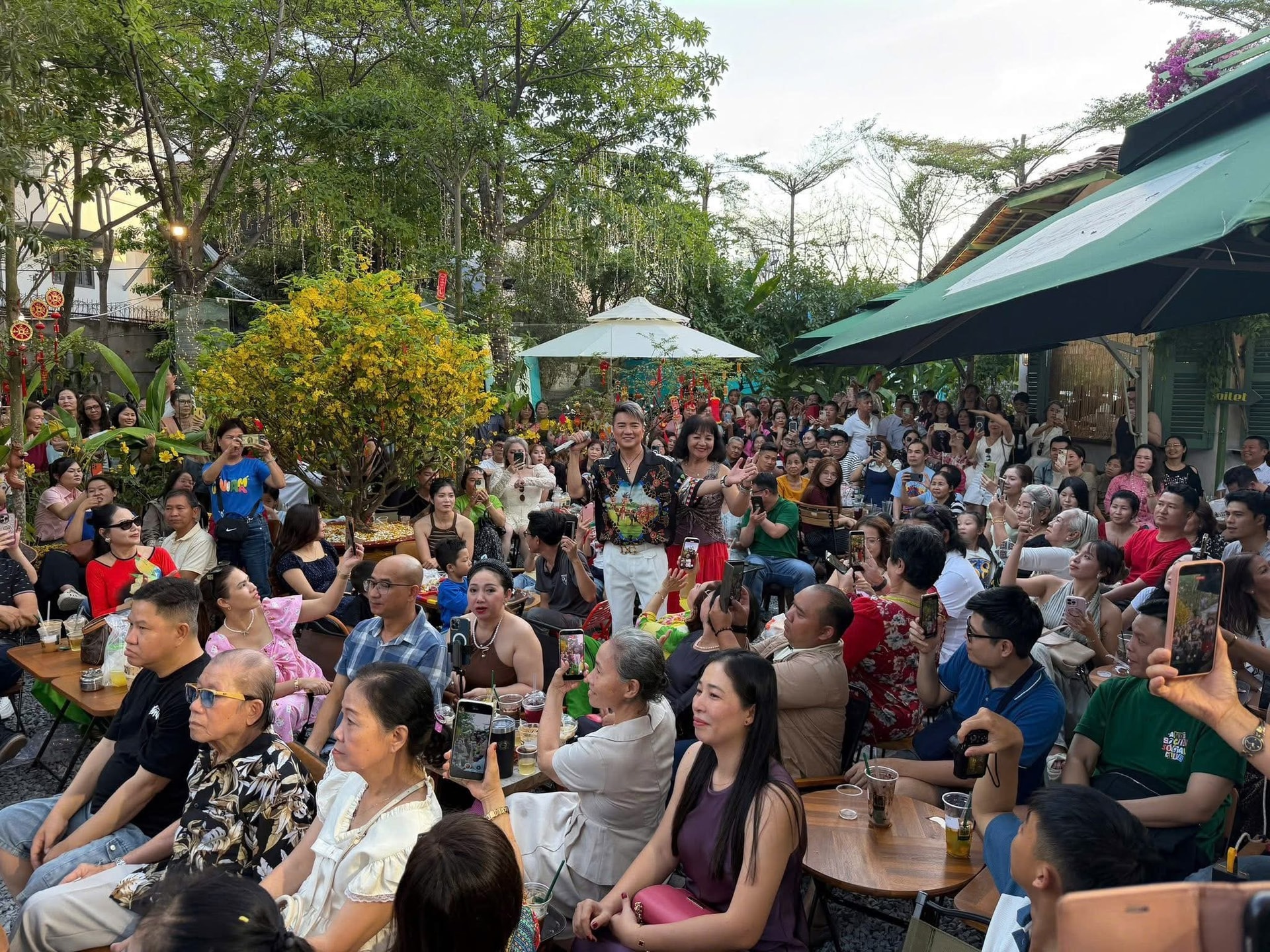 Vì sao quán cà phê của Đàm Vĩnh Hưng tạm đóng cửa chỉ sau khi khai trương hơn 2 tuần? 