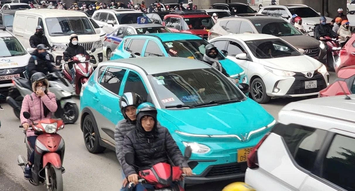 Doanh nghiệp và tài xế chạy taxi xăng tại Hà Nội lưu ý: Cơ chế hỗ trợ lãi suất, giảm lệ phí khi chuyển sang xe điện