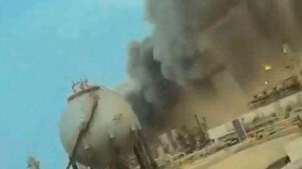 Trung tâm lọc dầu chủ chốt ở Ả rập Xê út bốc cháy sau vụ tấn công bằng UAV