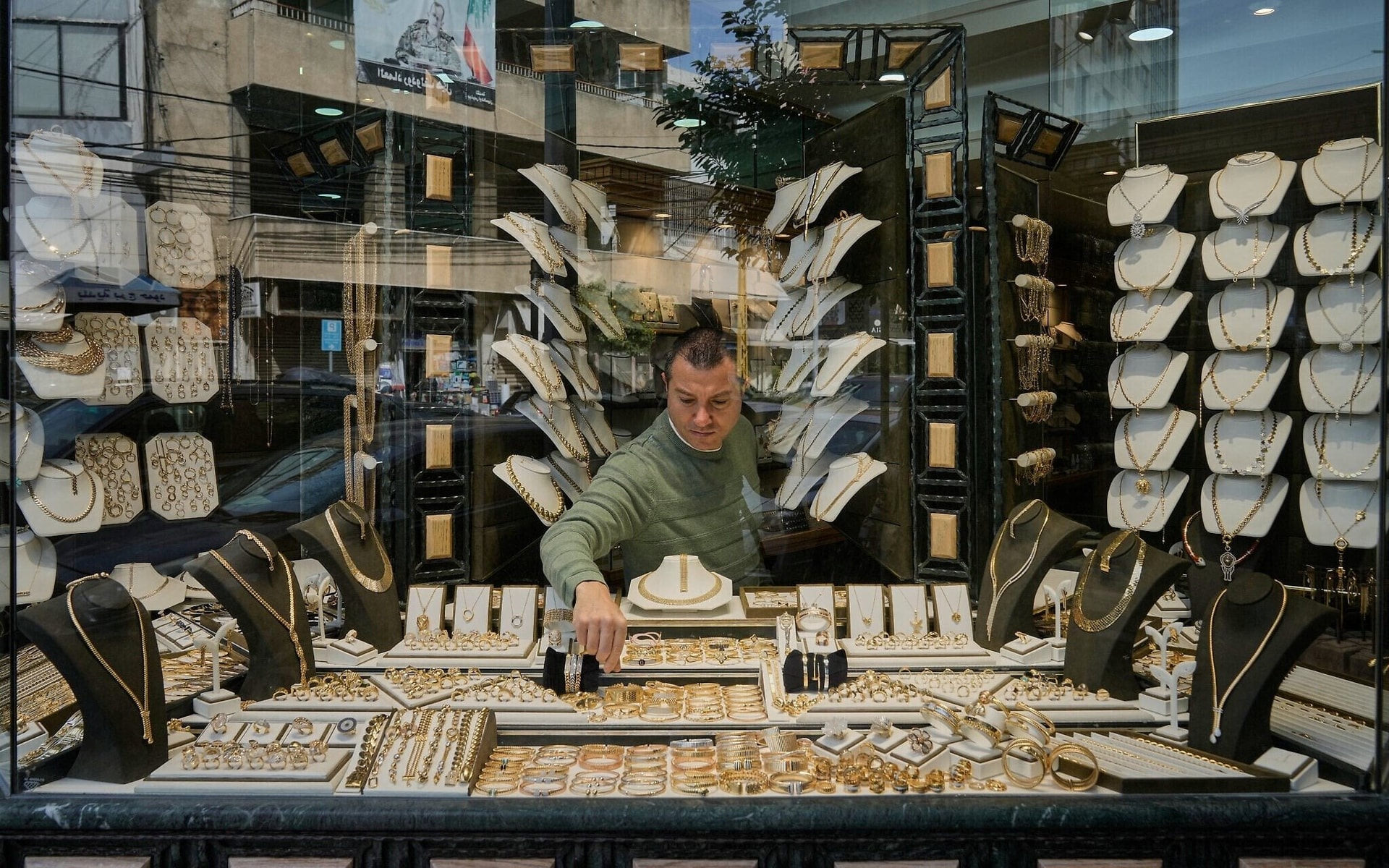 Nửa dân số nghèo đi vì tiền tiết kiệm ngân hàng ‘bốc hơi’, quốc gia có lượng vàng dự trữ nhiều thứ 2 Trung Đông tính bán một phần để vực dậy kinh tế