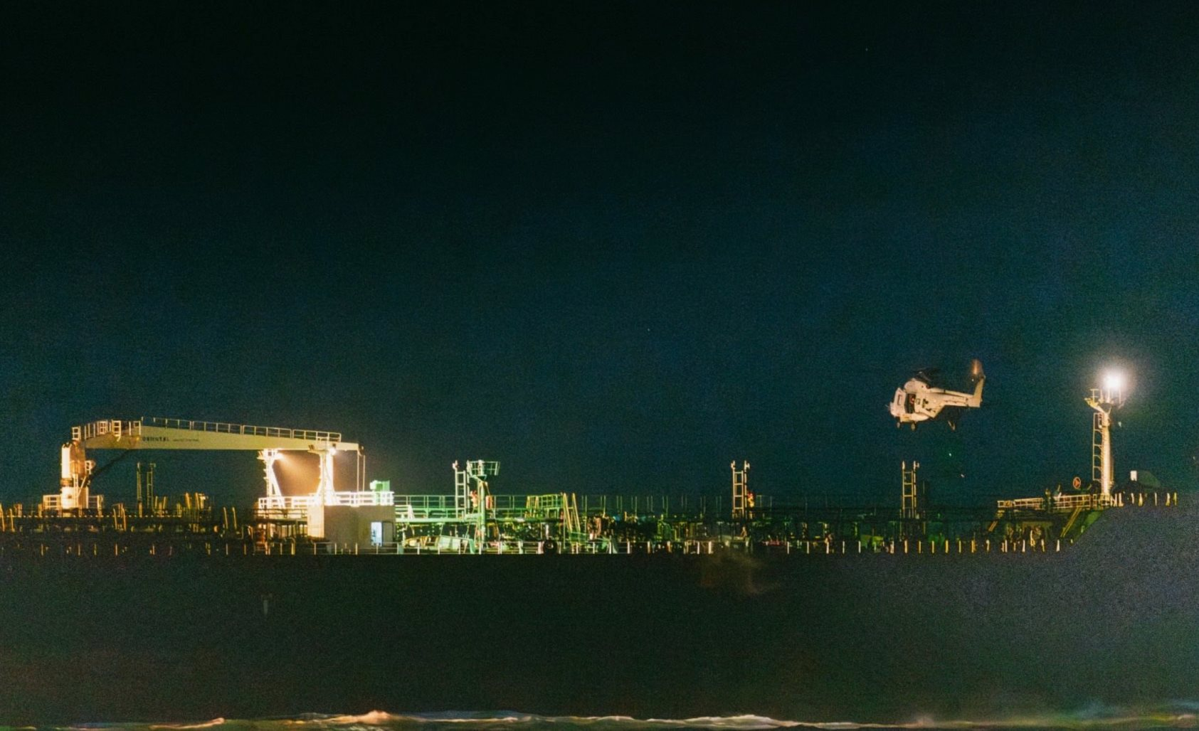 Chiến dịch chớp nhoáng ở châu Âu: Tàu chở dầu Nga treo cờ quốc gia khác đang di chuyển bất ngờ bị vây bắt