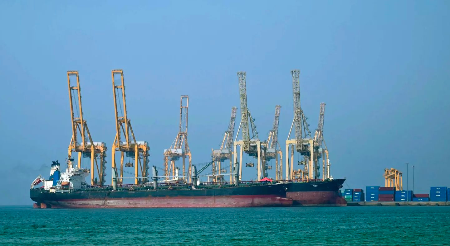 Giá dầu tăng vọt lên đỉnh 4 năm, giới chuyên gia cảnh báo mức 100 USD/thùng là hoàn toàn có thể, nguồn cung từ 3,3 triệu thùng sẽ đứt gãy