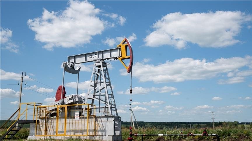 Giá dầu thô bật tăng 7%