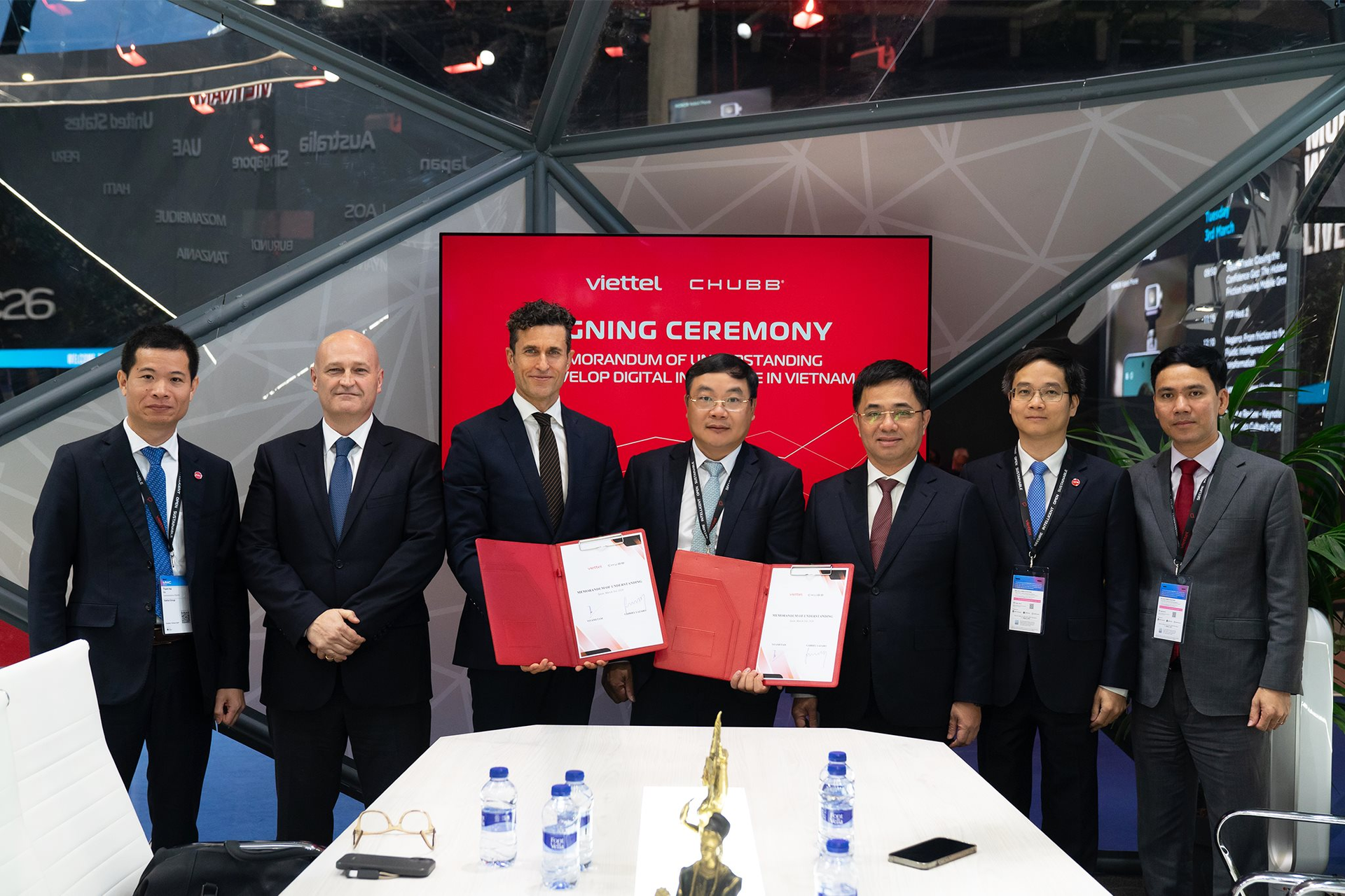 anh-2-viettel-digital-ky-ket-hop-tac-chubb-mwc-barcelona-2026.png