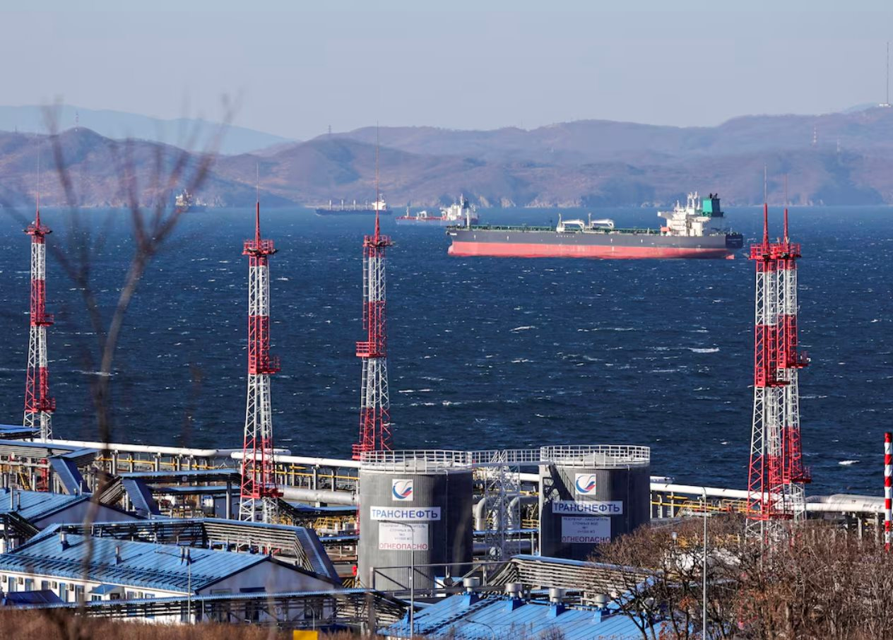 Mất nguồn cung từ Iran, một khách hàng khác lại tìm đến Nga, chuẩn bị nhập một lúc 10 triệu thùng dầu