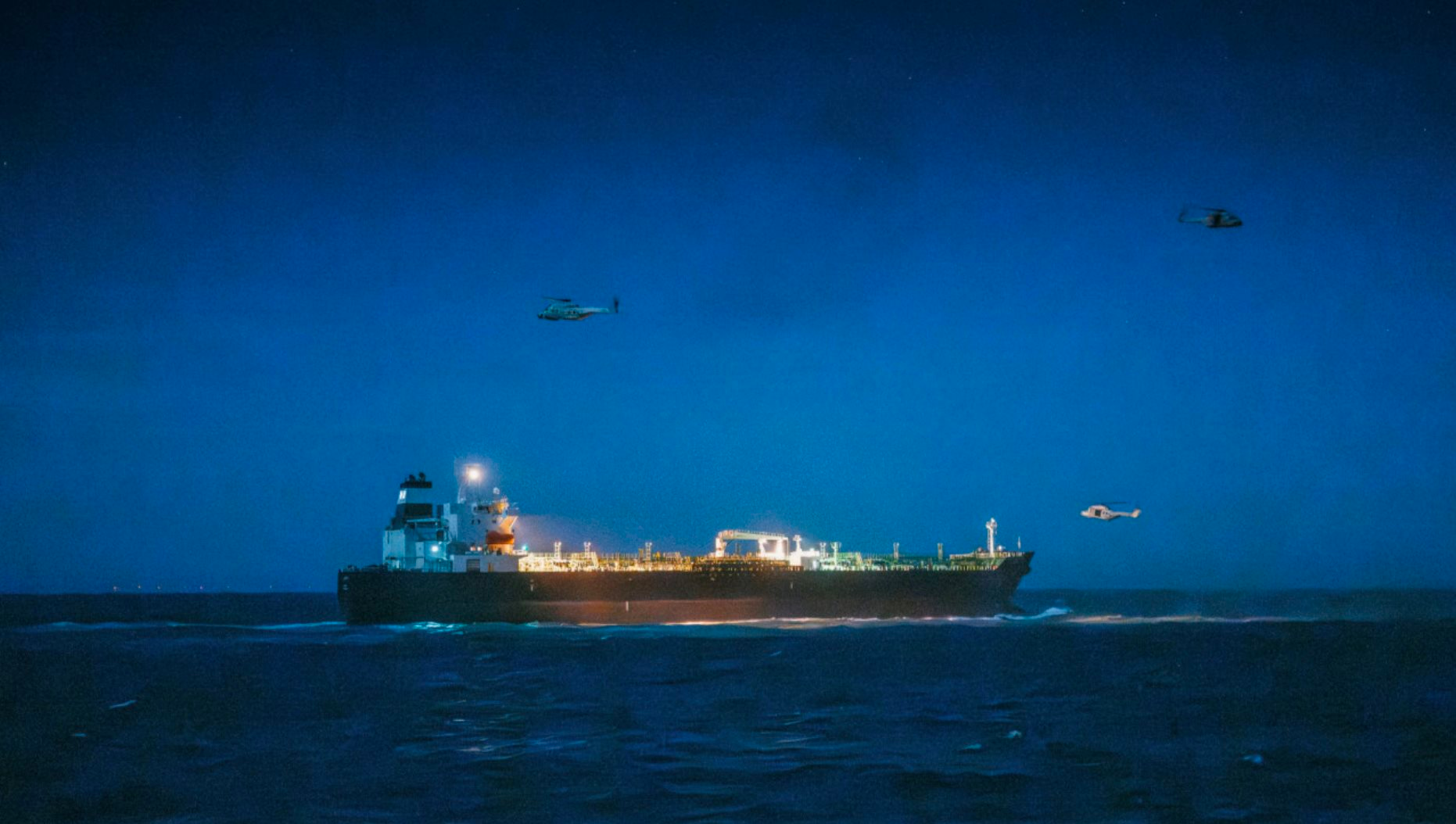 Đang di chuyển bất ngờ bị chặn bắt, phát hiện 45 lỗi vi phạm, tàu chở dầu nghi của Nga phải nộp 12 triệu USD mới được thả