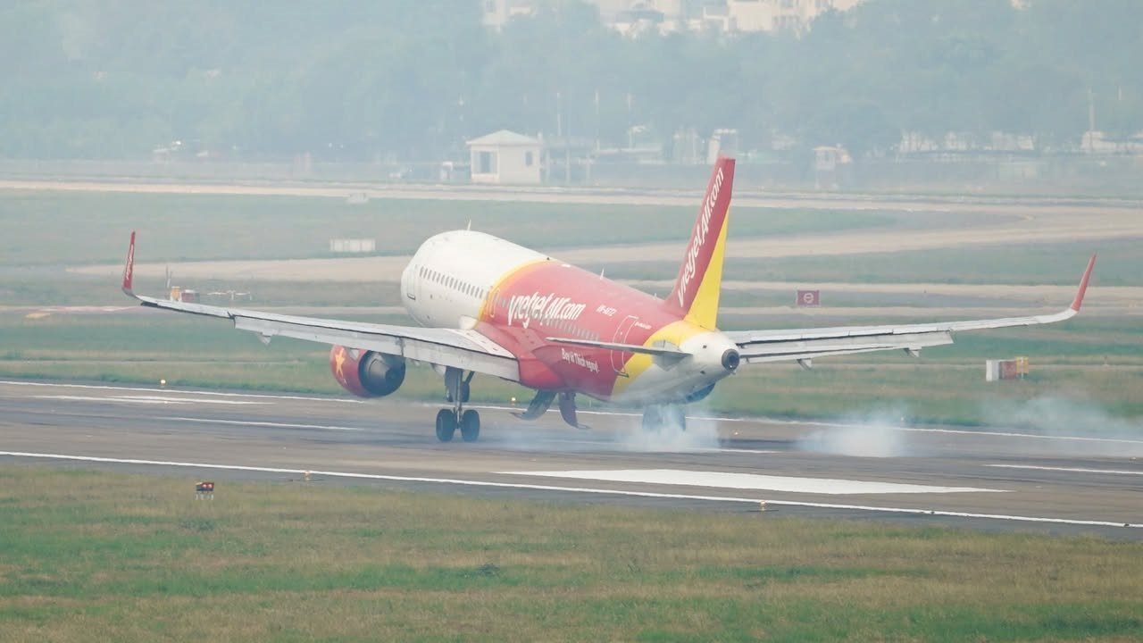 Máy bay Vietjet quay đầu hạ cánh, hàng loạt xe cứu hỏa vây quanh đường băng