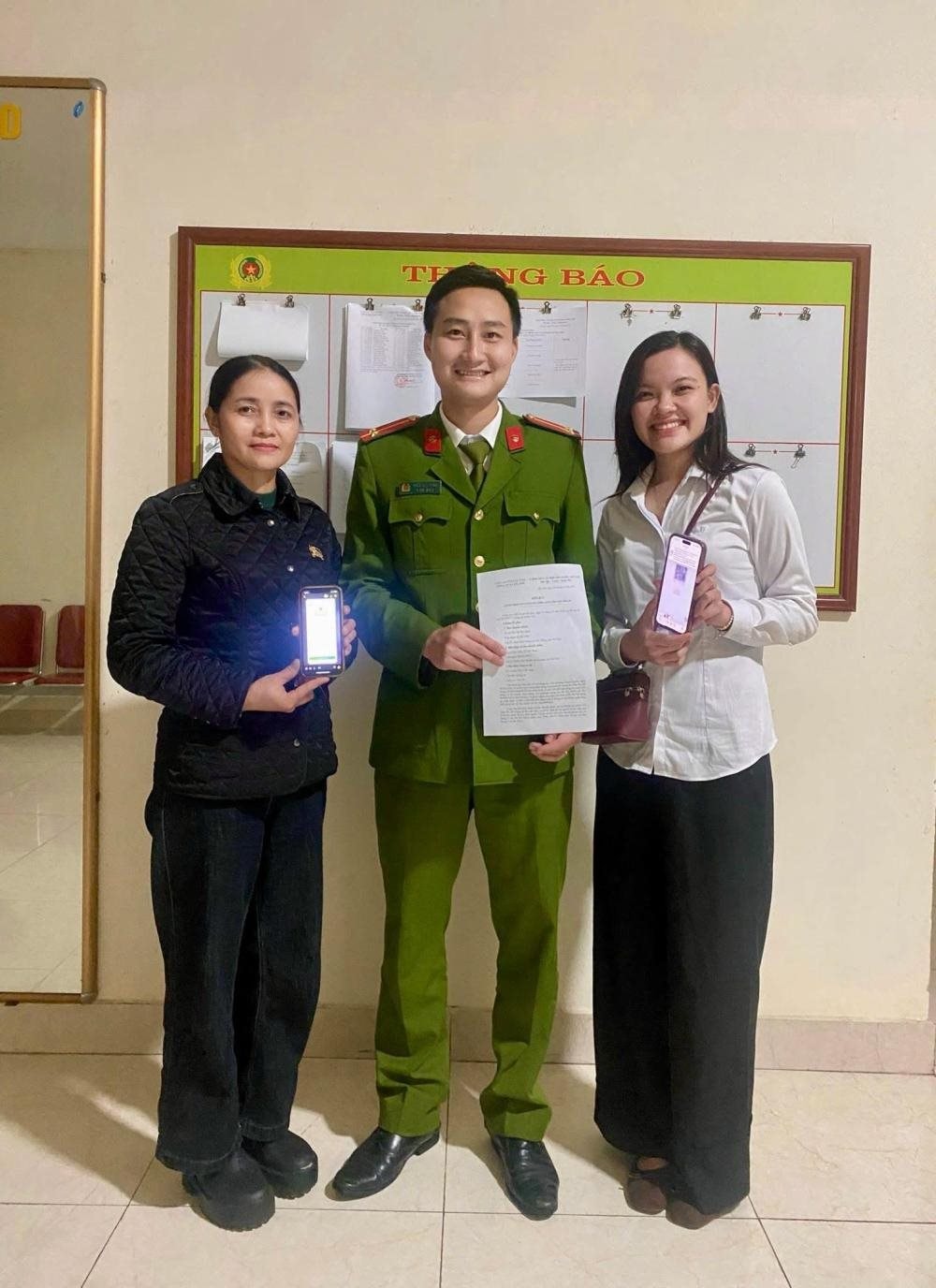 Giao dịch 1,3 tỷ đồng chuyển khoản thông qua tài khoản cá nhân: 2 người phụ nữ SN 1999 và 1982 phải xác minh tại cơ quan công an