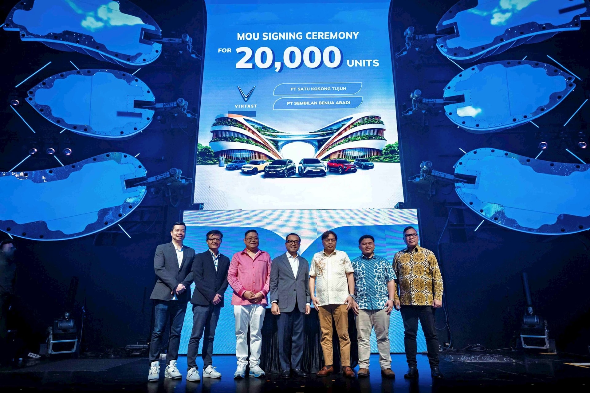 2 khách sộp ở Indonesia mua 20.000 xe VinFast 