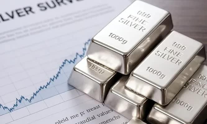Một thế lực bán gần 140 tấn bạc trong một ngày