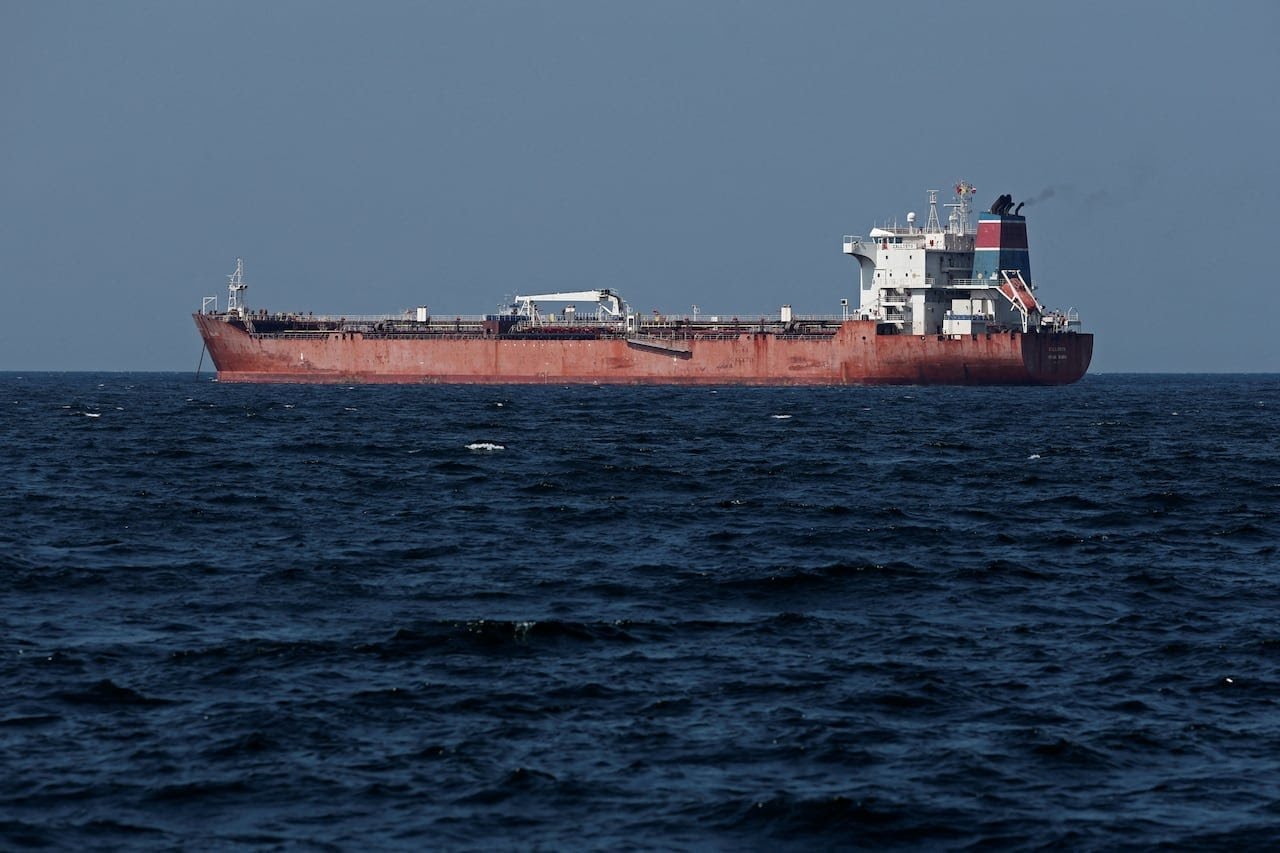 Tránh 'tên bay đạn lạc' vì xung đột Mỹ-Israel và Iran, nhiều tàu dùng chiêu 'độc' để vượt eo biển Hormuz