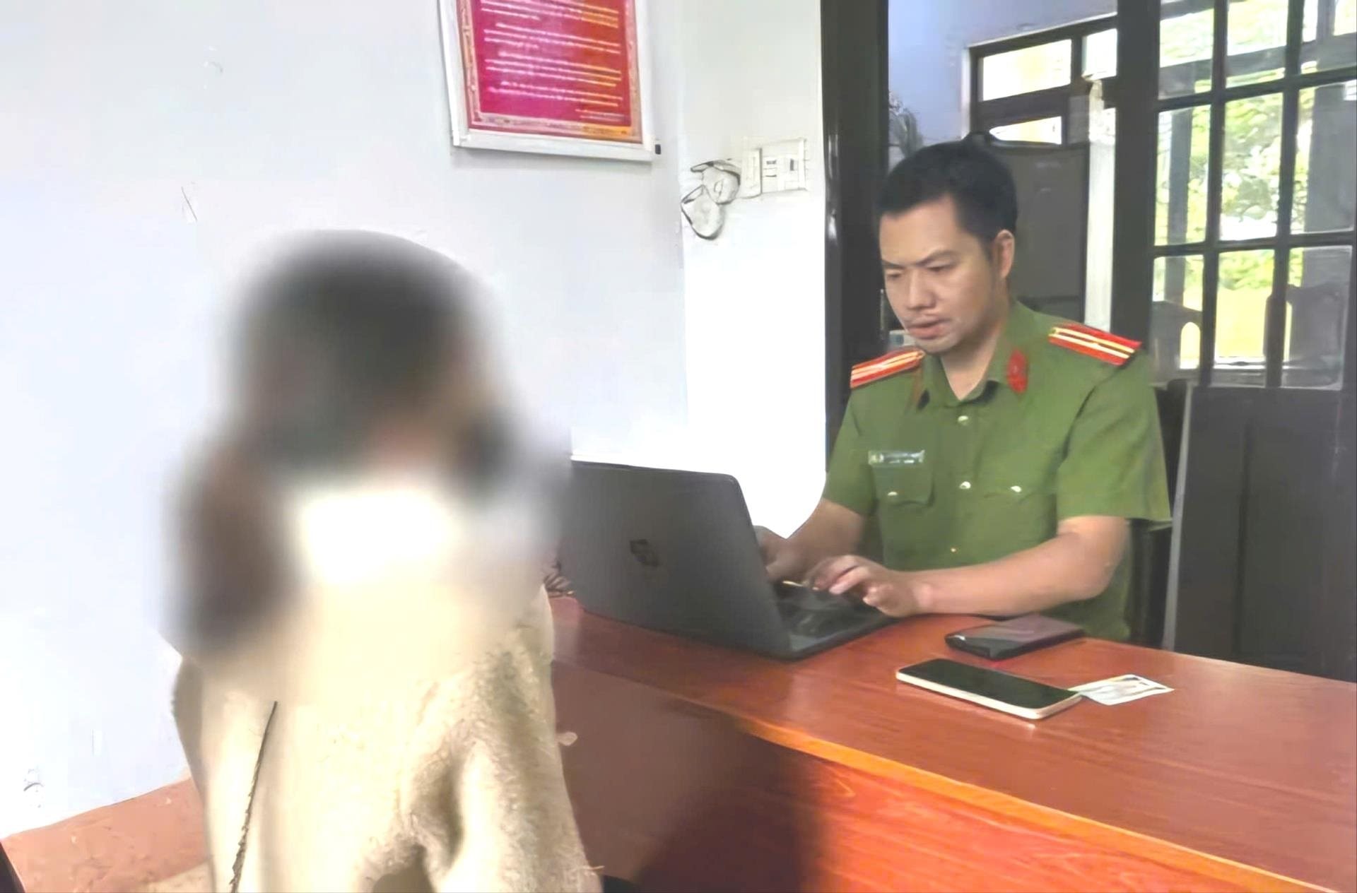 Giao dịch để nhận món hàng chứa 50.000 USD toàn tiền mặt, người phụ nữ Lâm Đồng bị công an điều tra 