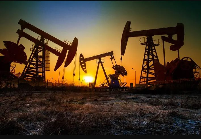 Sản xuất kỷ lục 13,7 triệu thùng dầu mỗi ngày, tại sao giá xăng tại Mỹ vẫn tăng?