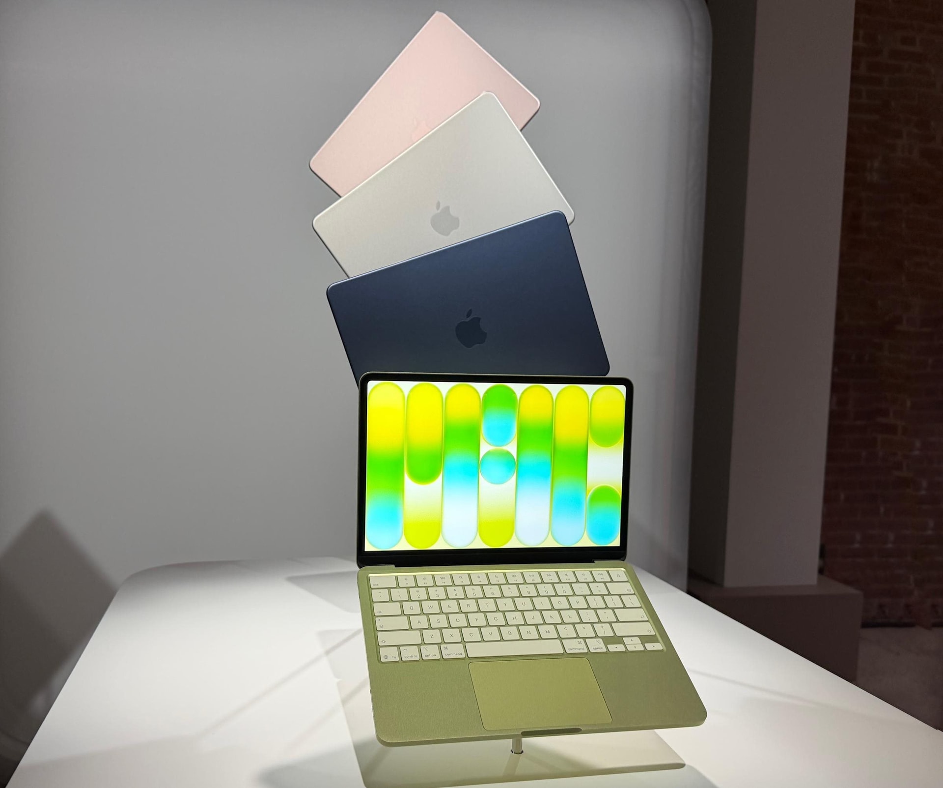 MacBook Neo giá có 16 triệu, "cú tát đau đớn" vào dòng laptop giá rẻ: Thế này cần gì phải mua máy Windows?