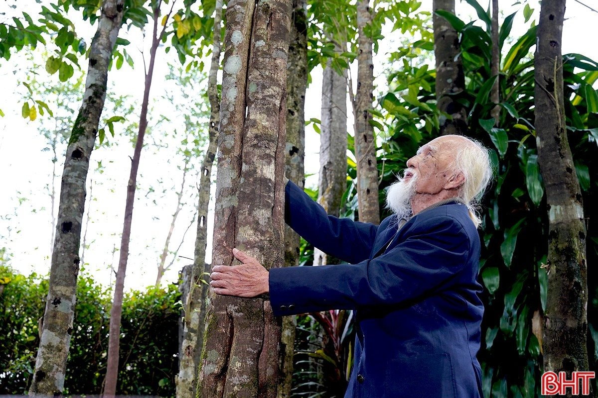 Cụ ông 98 tuổi biến khối gỗ mục làm củi thành "vàng", kiếm 200 tỷ mỗi năm cho vùng rốn lũ miền Trung