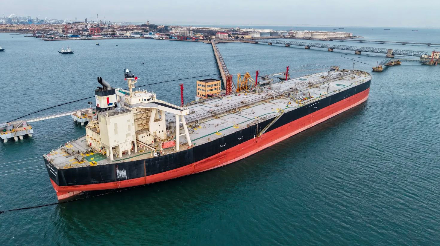 Sở hữu 1,3 tỷ thùng dầu dự trữ, láng giềng Việt Nam gần như 'miễn nhiễm' với cơn sốt giá do xung đột ở Iran