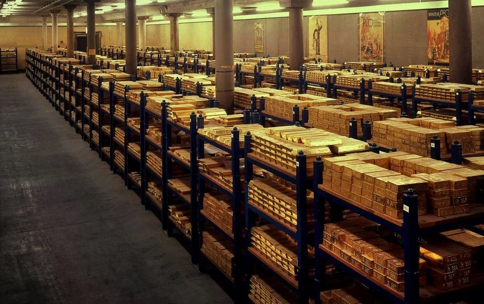stored-in-a-vault-under-the-bank-of-england-156-000-000-000-v0-c7yeetabq4baih3l4qekgy3mmtolo6-um-nrsdzn3cu.png