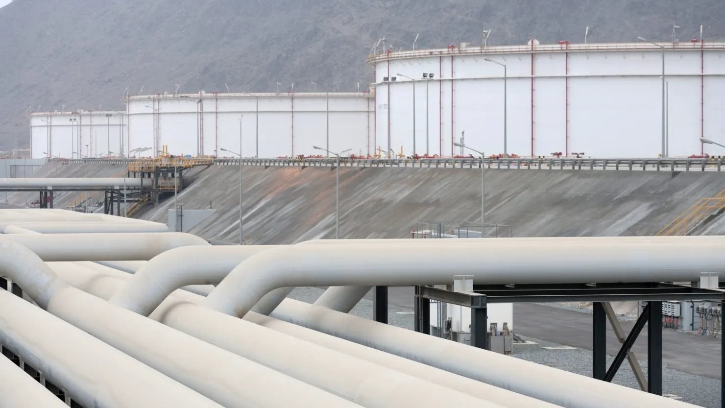 'Quân bài tẩy' với tổng công suất gần 9 triệu thùng dầu mỗi ngày giúp 2 quốc gia Trung Đông giảm phụ thuộc vào eo biển Hormuz