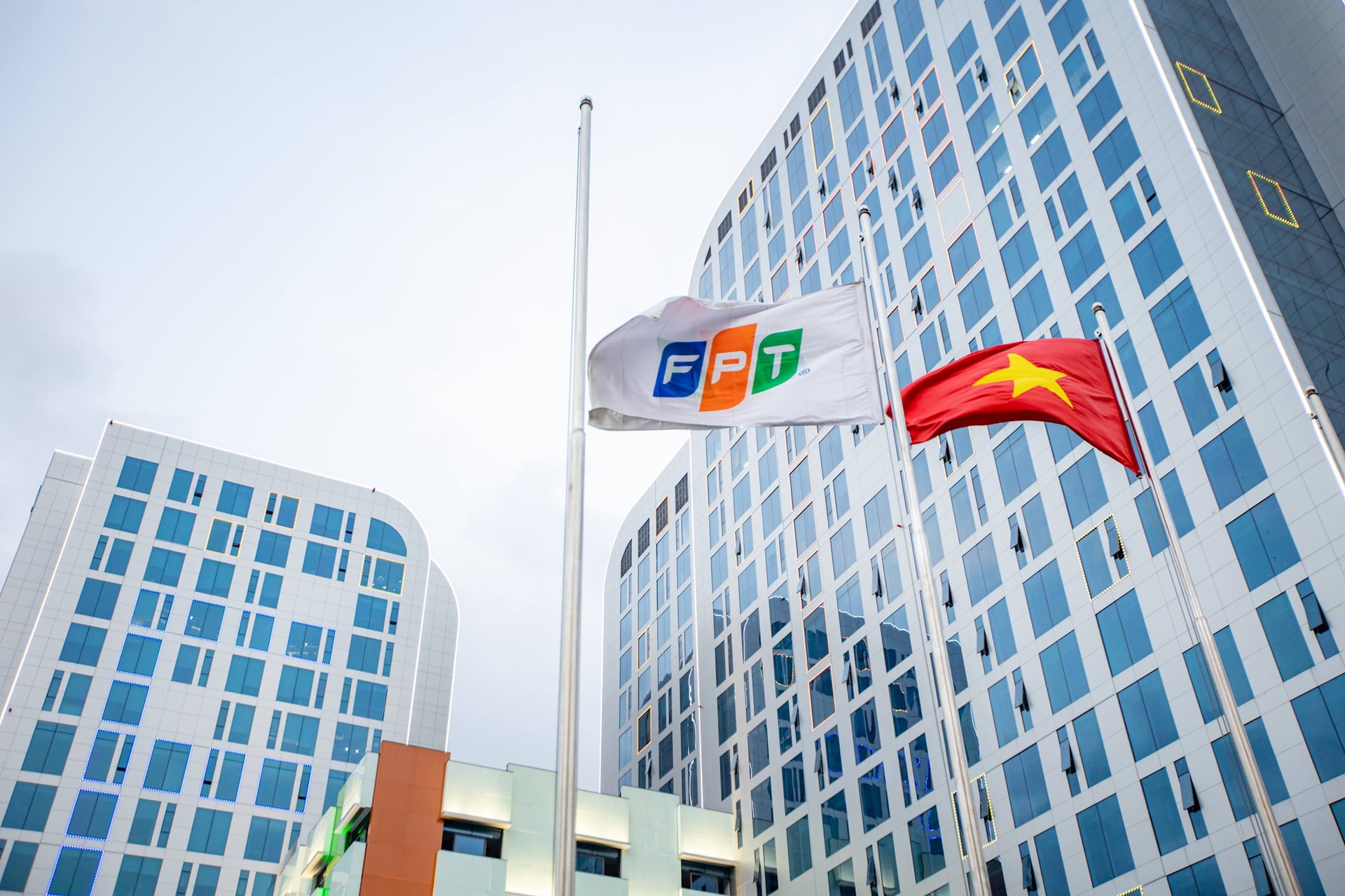 FPT đón tin vui "kép" về dịch vụ phần mềm và AI