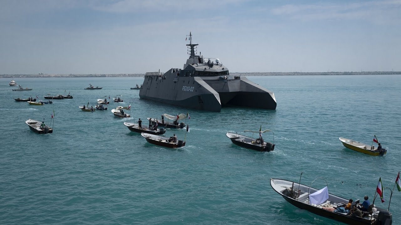 Không chỉ tàu thuyền, một thứ quan trọng khác đang âm thầm “trốn thoát” khỏi eo biển Hormuz