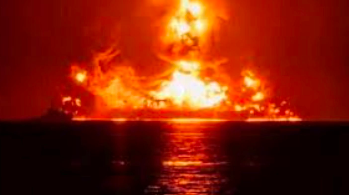 Hai tàu chở 400.000 thùng dầu bị tấn công ngay gần Iran, nhiều cảng dầu lớn buộc phải đóng cửa