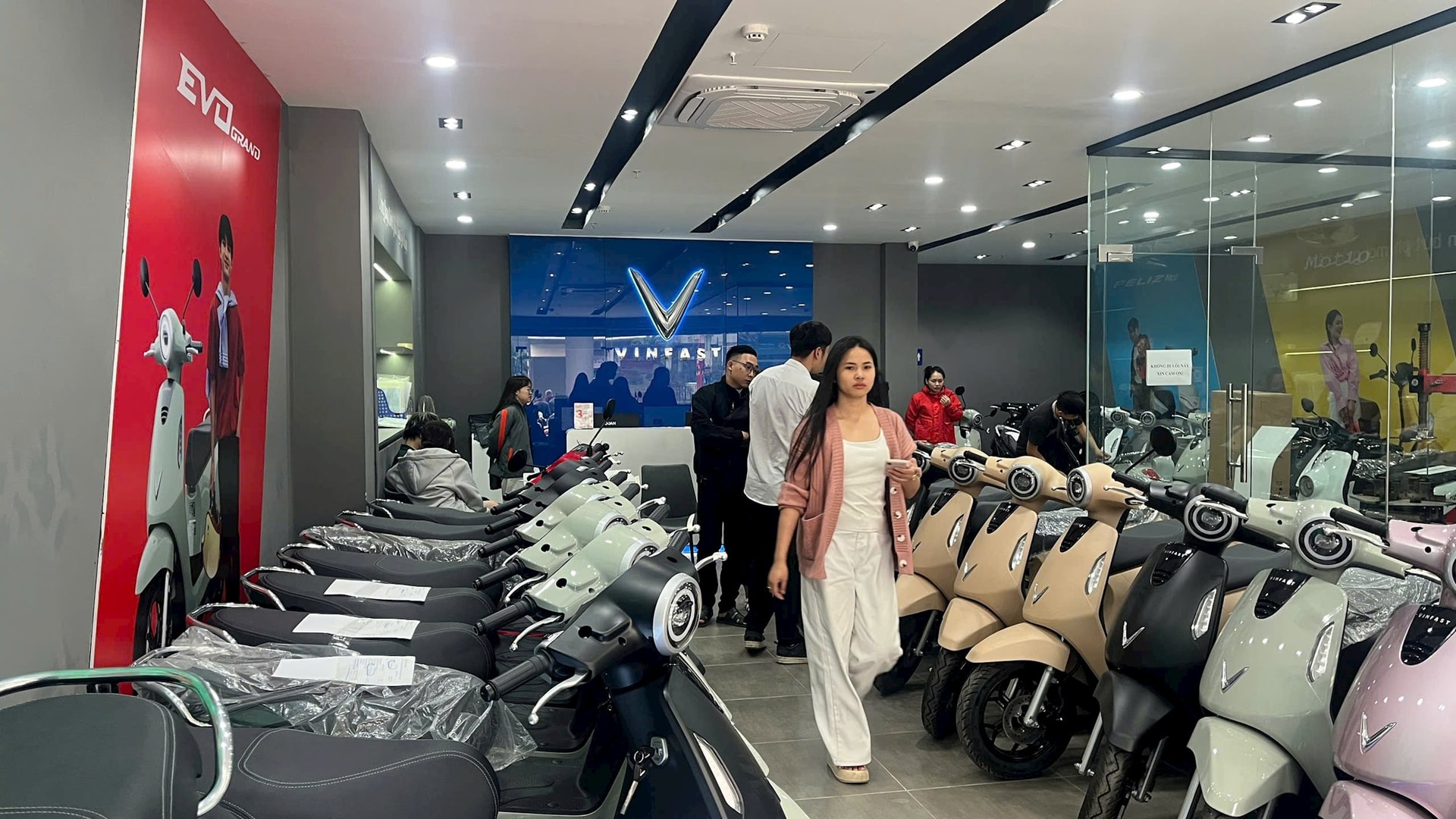 Hết mua vàng bạc, người dân giờ xếp hàng, bốc số mua xe máy điện: Đại lý cháy hàng, khách phải cọc đợi vài ngày mới có xe 