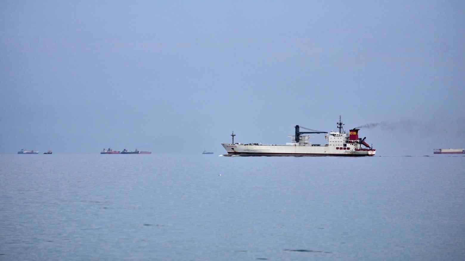 Gần 1 triệu tấn hàng đang di chuyển đến châu Á thì bất ngờ đứng im