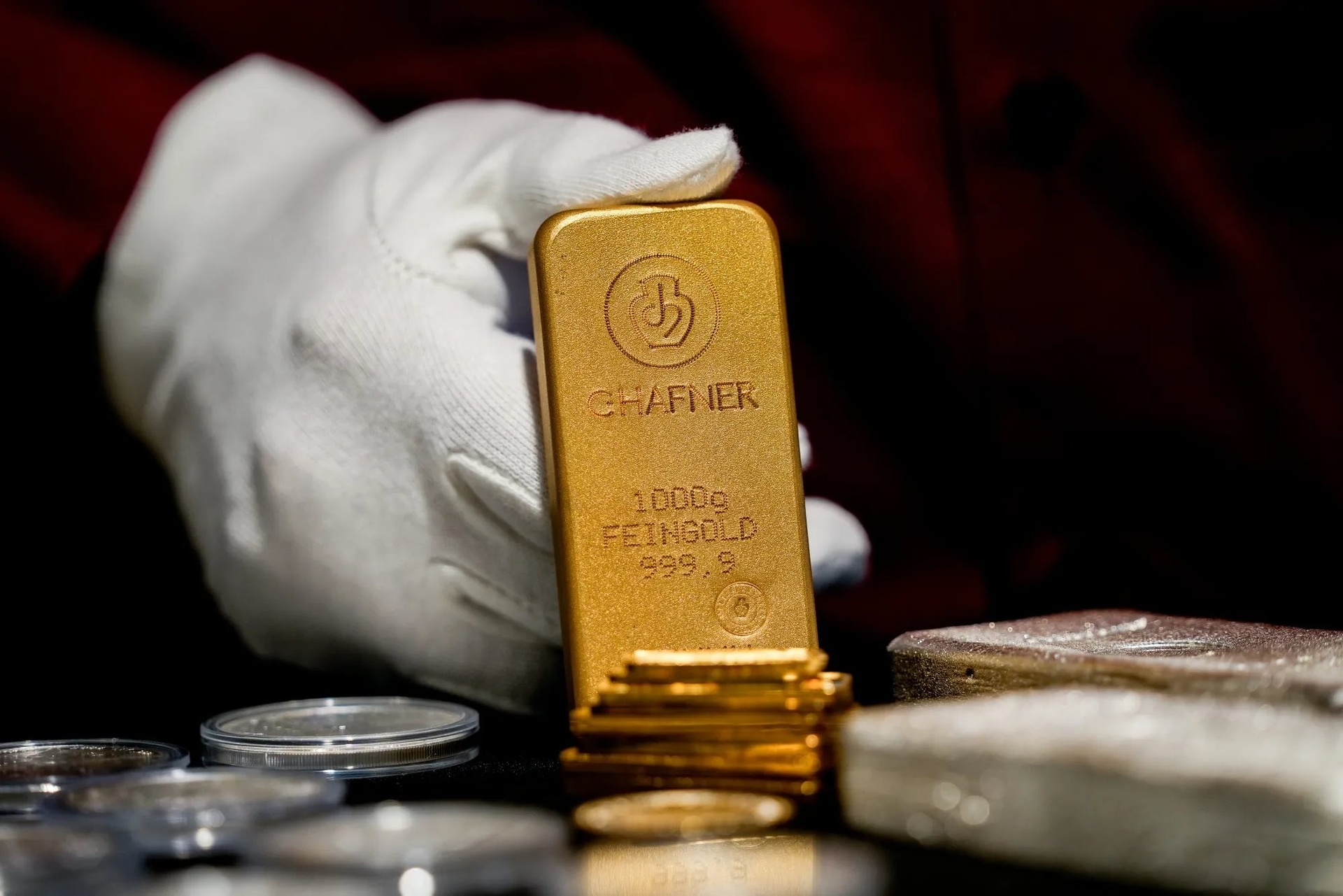 Gần 30 tấn vàng rời kho một tổ chức từ đầu tháng 3, điều gì đang xảy ra? 