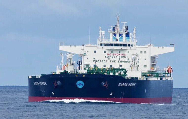 Kiểm tra bất ngờ, phát hiện một tàu chở dầu dài 228m đang âm thầm di chuyển đến Nga, treo cờ giả Comoros để né tránh trừng phạt
