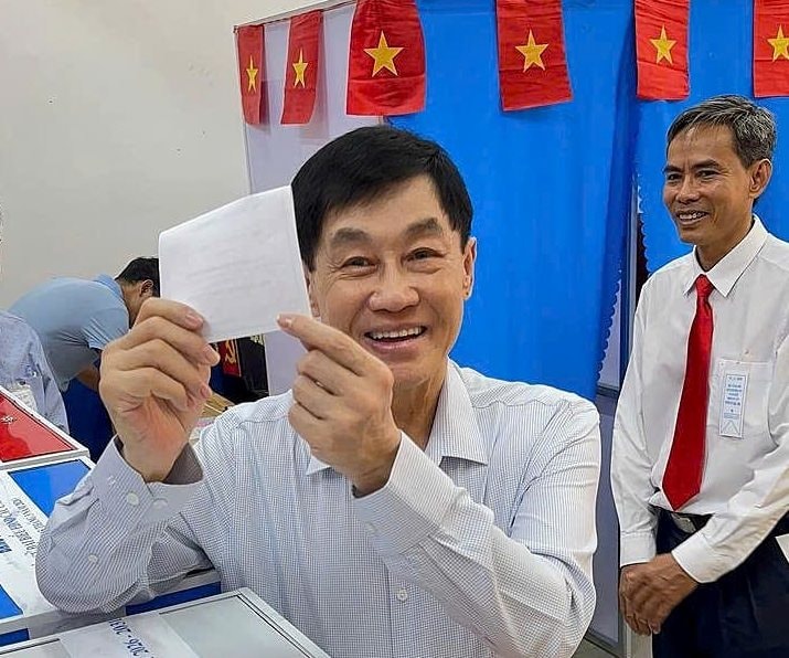 Tỷ phú Johnathan Hạnh Nguyễn: “Tôi từng cầm hộ chiếu nhiều quốc gia, nhưng chỉ lá phiếu bầu cử ở Việt Nam mới khiến tay tôi run…”