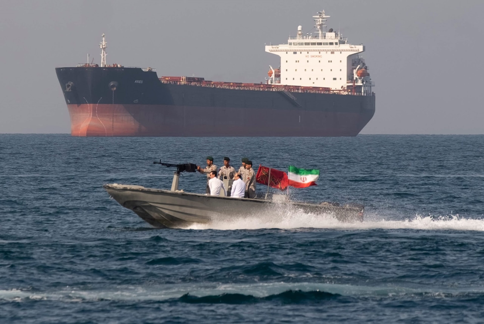 Cách Iran phân biệt loại tàu được phép đi qua eo biển Hormuz: Vì sao có giả mạo cỡ nào cũng bị "tóm sống"?