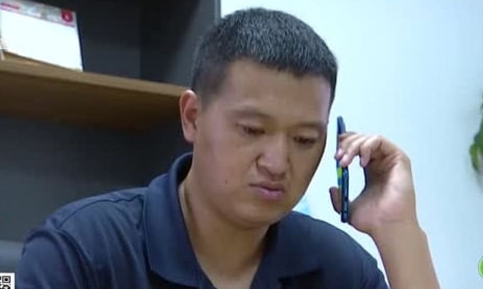 Sau khi chuyển khoản thành công 755 triệu đồng giúp lãnh đạo, người đàn ông kiểm tra tài khoản rồi vội báo công an