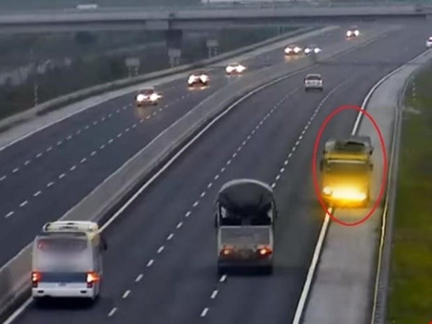 Kiểm tra bất ngờ chiếc ô tô trên cao tốc, phát hiện gần 250 triệu đồng vương vãi khắp nơi, cảnh sát truy vết đầu mối quan trọng