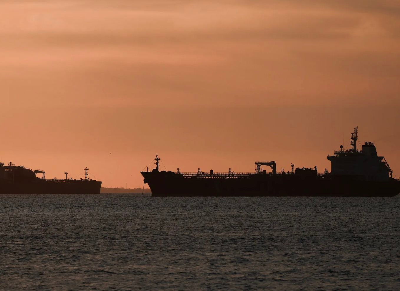 Chưa từng có: Một tàu chở 50.000 tấn khí đốt vừa vượt eo biển Hormuz bằng "lối đi riêng", hé lộ tuyến đường đặc biệt của Iran