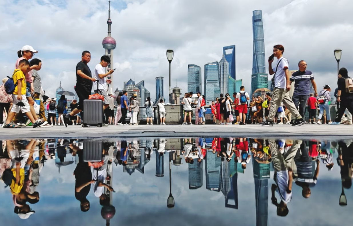 Tuyển thạc sĩ cho vị trí đọc công tơ, tiến sĩ đi giao đồ ăn: Nỗi bất an không nói thành lời của giới trẻ tại nền kinh tế 18.000 tỷ USD