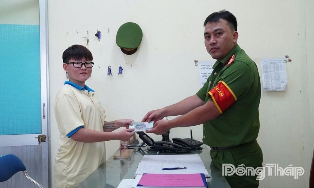 Nhận 30 triệu đồng chuyển khoản nhầm, thanh niên SN 2007 đến ngân hàng rút sạch tiền: Công an có mặt làm việc trực tiếp