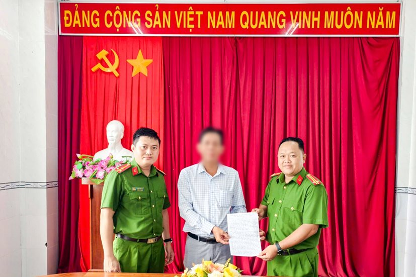 Tài khoản phát sinh giao dịch lạ lên đến 998 triệu đồng: Công an 2 địa phương rà soát chuyển khoản người đàn ông SN 1977