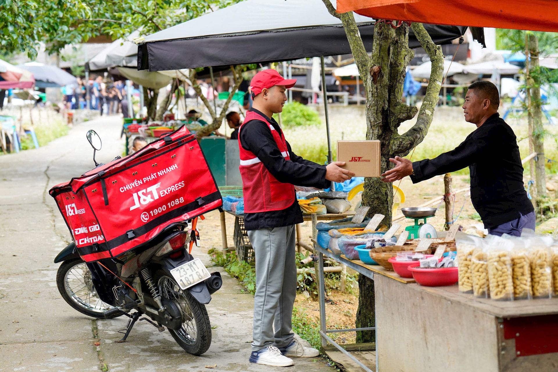 Gửi hàng cá nhân chưa bao giờ dễ đến thế: Vài chạm trên điện thoại, shipper đến tận nhà lấy hàng dù chỉ 1 đơn