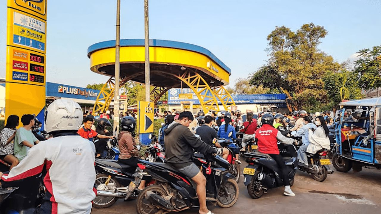 Giá xăng ở nước cạnh Việt Nam đã lên 47.000 đồng/lít