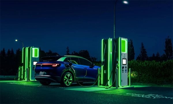 Thiếu 90.000 tấn dầu, quốc gia này buộc phải kêu gọi người dân ngừng sạc xe điện vào ban đêm