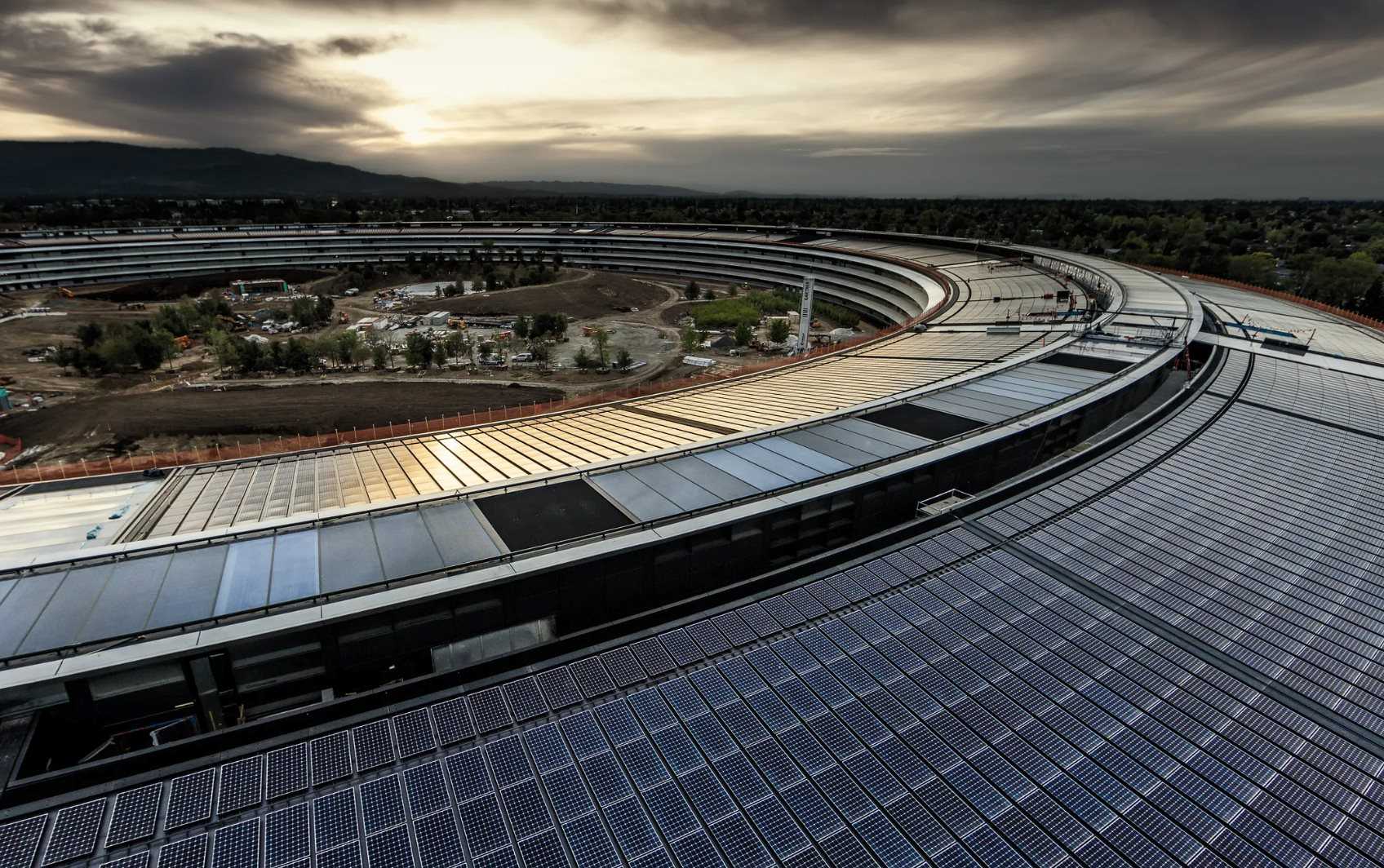 Apple kiếm tỷ USD từ AI dù chưa có chiến lược rõ ràng, từ OpenAI đến Elon Musk đều phải lệ thuộc