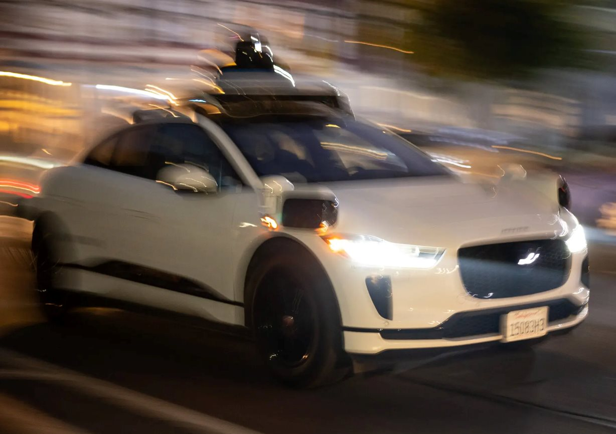 Mắc kẹt trong xe không người lái: Khi công nghệ trở thành 'cạm bẫy', robottaxi có thực sự an toàn? 