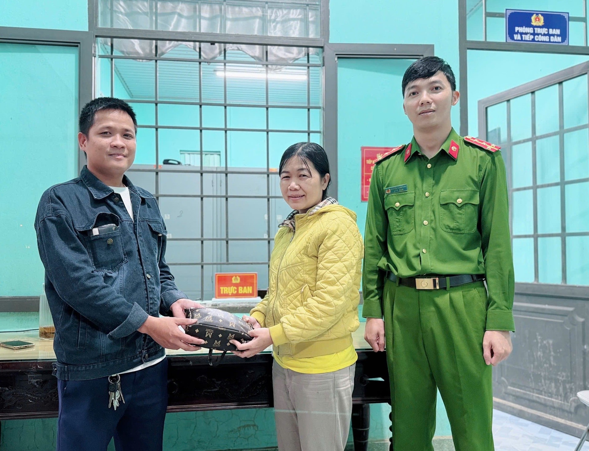 Phát hiện 60 triệu đồng tiền mặt nằm chơ vơ dưới chân cầu: Công an nhanh chóng vào cuộc xác minh