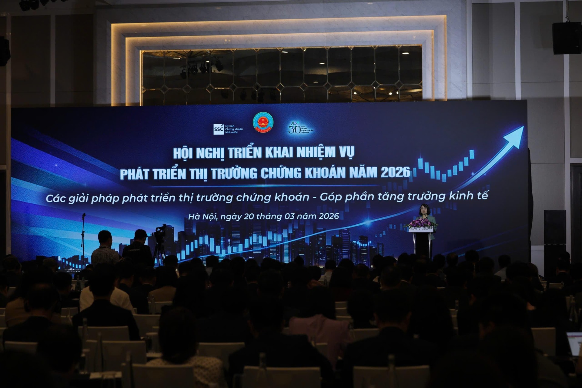 Các giải pháp phát triển thị trường chứng khoán – góp phần thúc đẩy tăng trưởng kinh tế