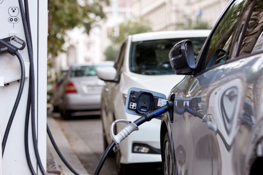 Việt Nam vượt EU và Mỹ về tỷ lệ chuyển đổi xe điện: Khi EV không còn là lựa chọn xanh mà là "tấm khiên" kinh tế