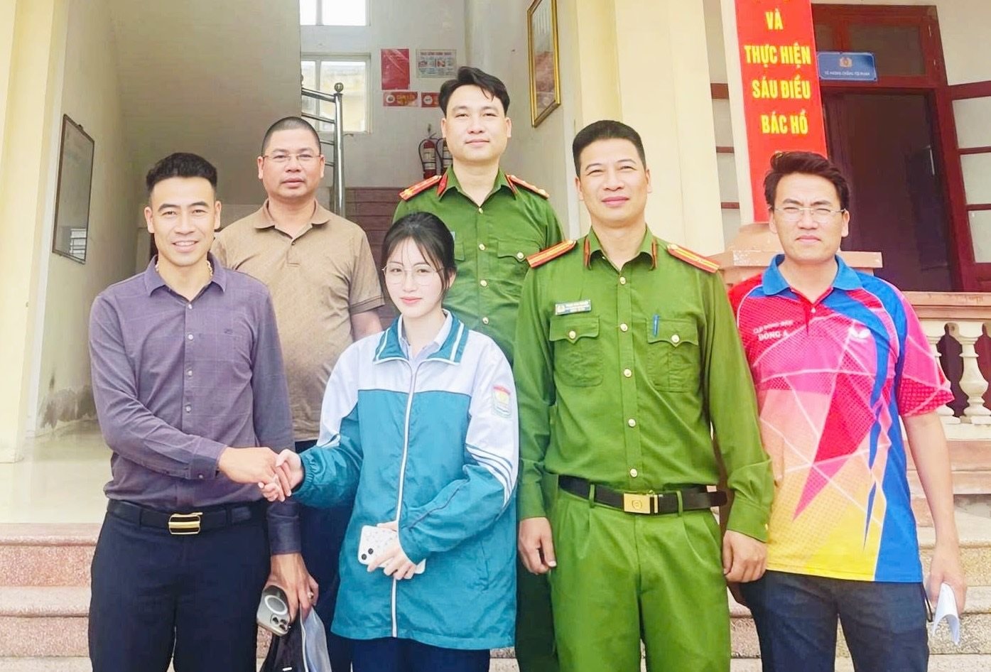 Tài khoản nữ sinh SN 2010 có giao dịch 499.900.000 đồng: Công an mời người đàn ông SN 1982 lên làm việc