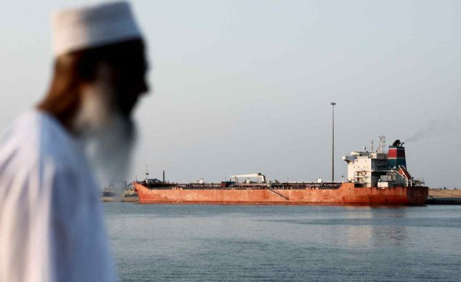 Chưa từng có: Một tàu "bị tháo dỡ" từ nhiều năm trước vừa 'trót lọt' đi qua Eo biển Hormuz, không ai biết đang chở dầu hay khí đốt