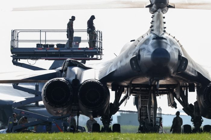 Có 40 căn cứ quân sự và 80.000 lính Mỹ đóng quân, nơi này đã âm thầm hỗ trợ Washington trong cuộc chiến với Iran như thế nào dù bị ông Trump chỉ trích?