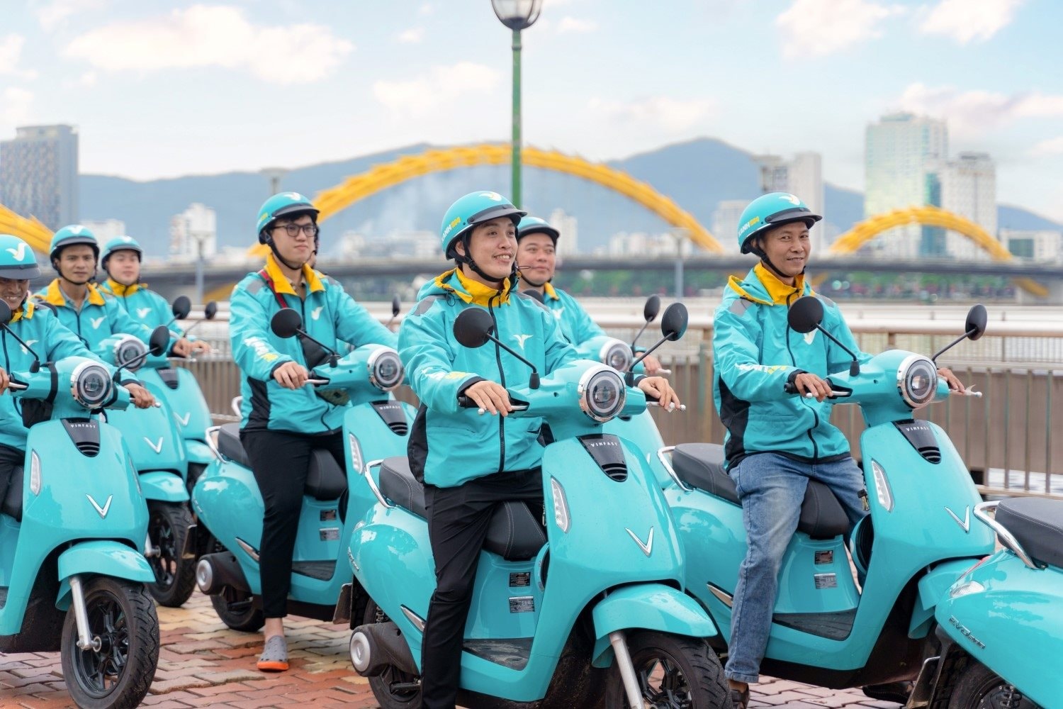 Ông Phạm Nhật Vượng báo tin vui cho tài xế Xanh SM Bike 